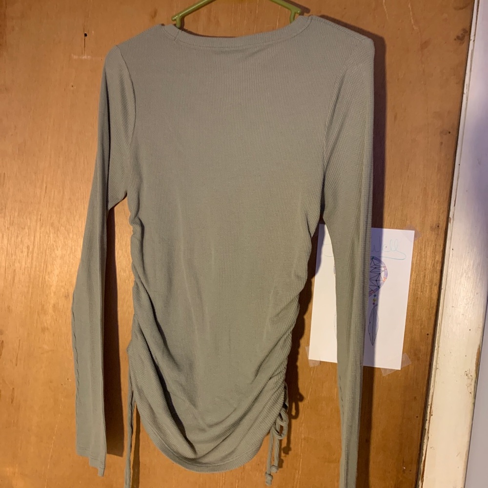 a green long sleeve adjustable length